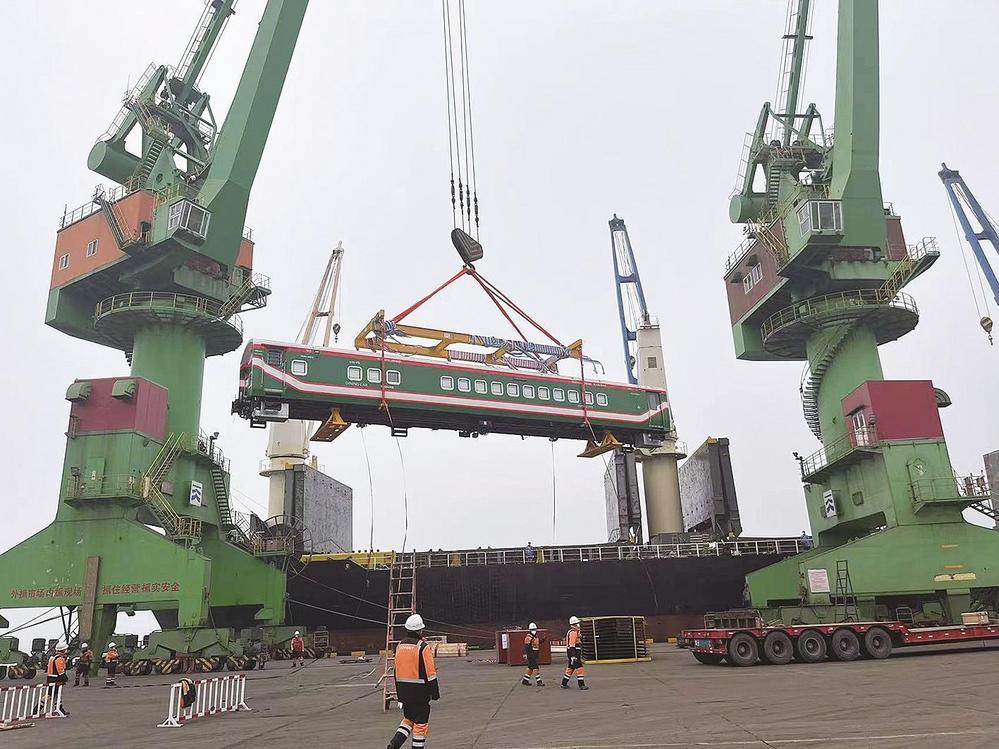 我国首次出口孟加拉120km/h宽轨客车装船启运。陈哺摄