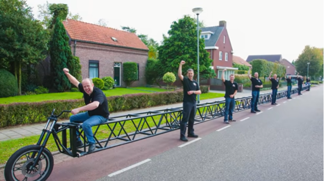 世界最长42米自行车问世 将成为团建专用？