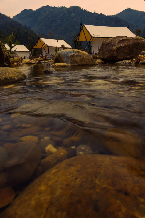 图为百色市右江区大楞乡大王岭漂流露营地.(受访景区供图)