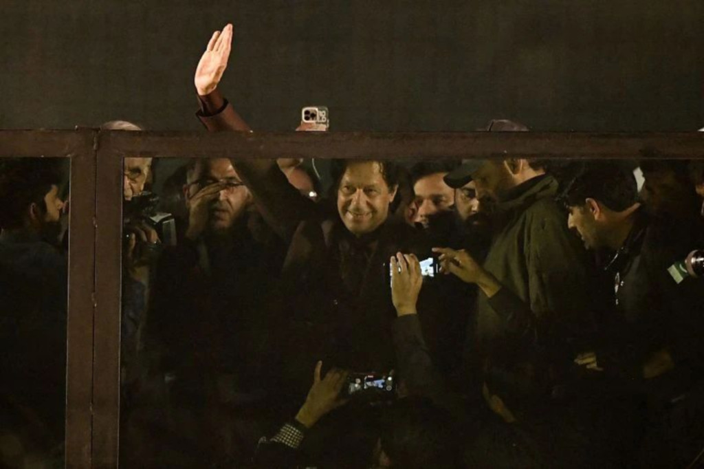 当地时间11月26日，巴基斯坦拉瓦尔品第，伊姆兰·汗向集会人群招手。图/视觉中国