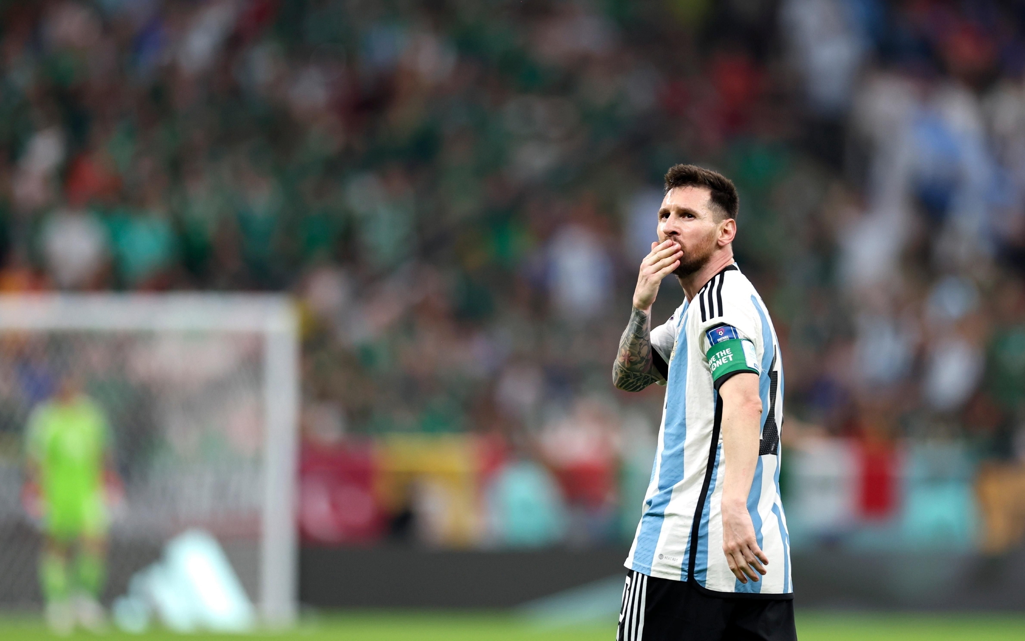 梅西在比赛中庆祝进球.&nbsp;&nbsp;新华社记者 徐子鉴 摄