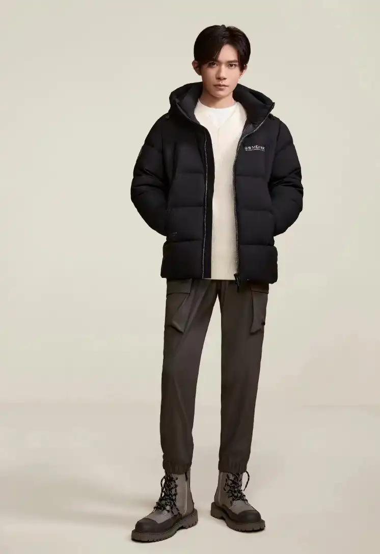 代言人易烊千玺身穿波司登舒适户外系列羽绒服 图片来源:波司登官方