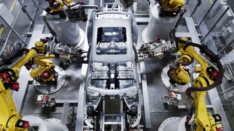 工厂中很常见的机械臂合作工位 图源：宝马供图