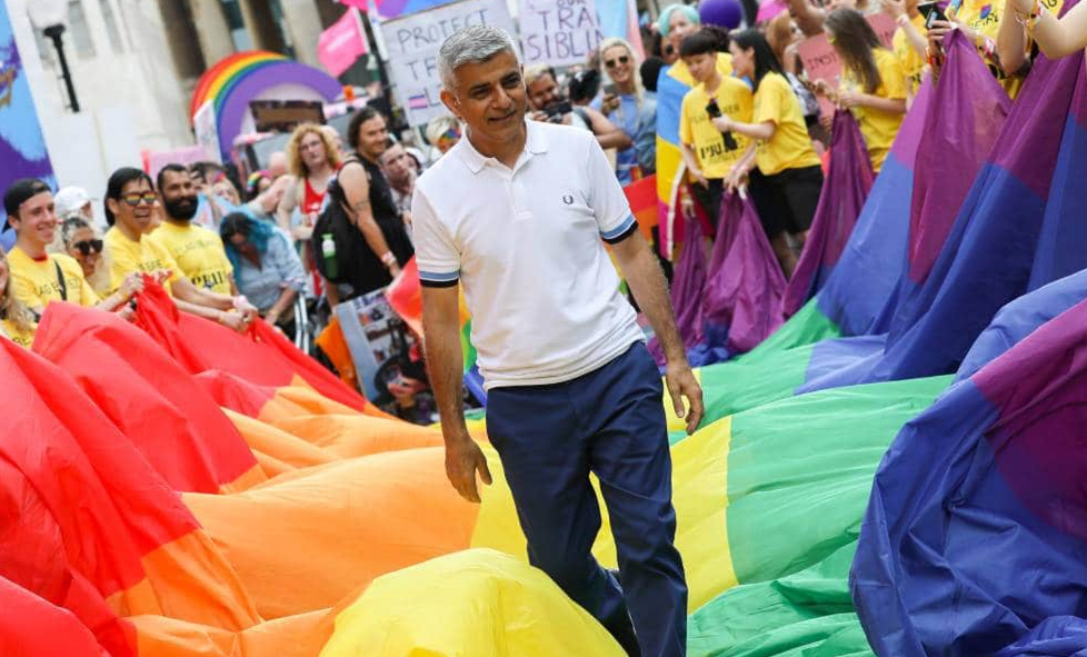 （汗参与2019年London Pride活动，来源：社交媒体）