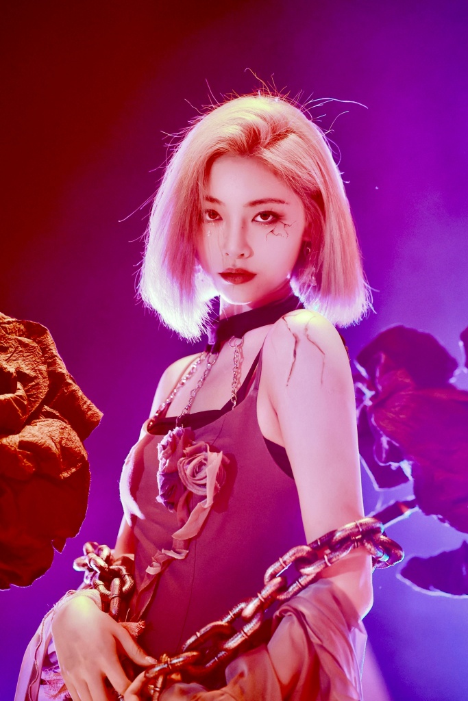 许佳琪性感妖娆舞台照发布 挑染发色魅惑十足_高清图集_新浪网