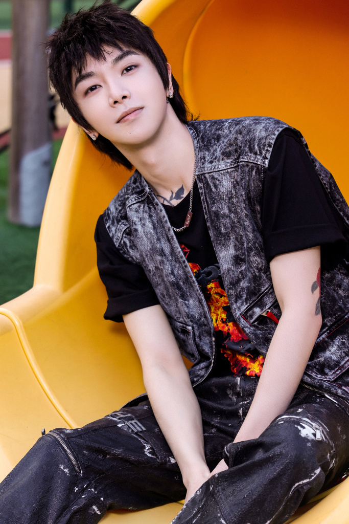 华晨宇游乐园童趣写真发布玩滑梯荡秋千乐趣无穷