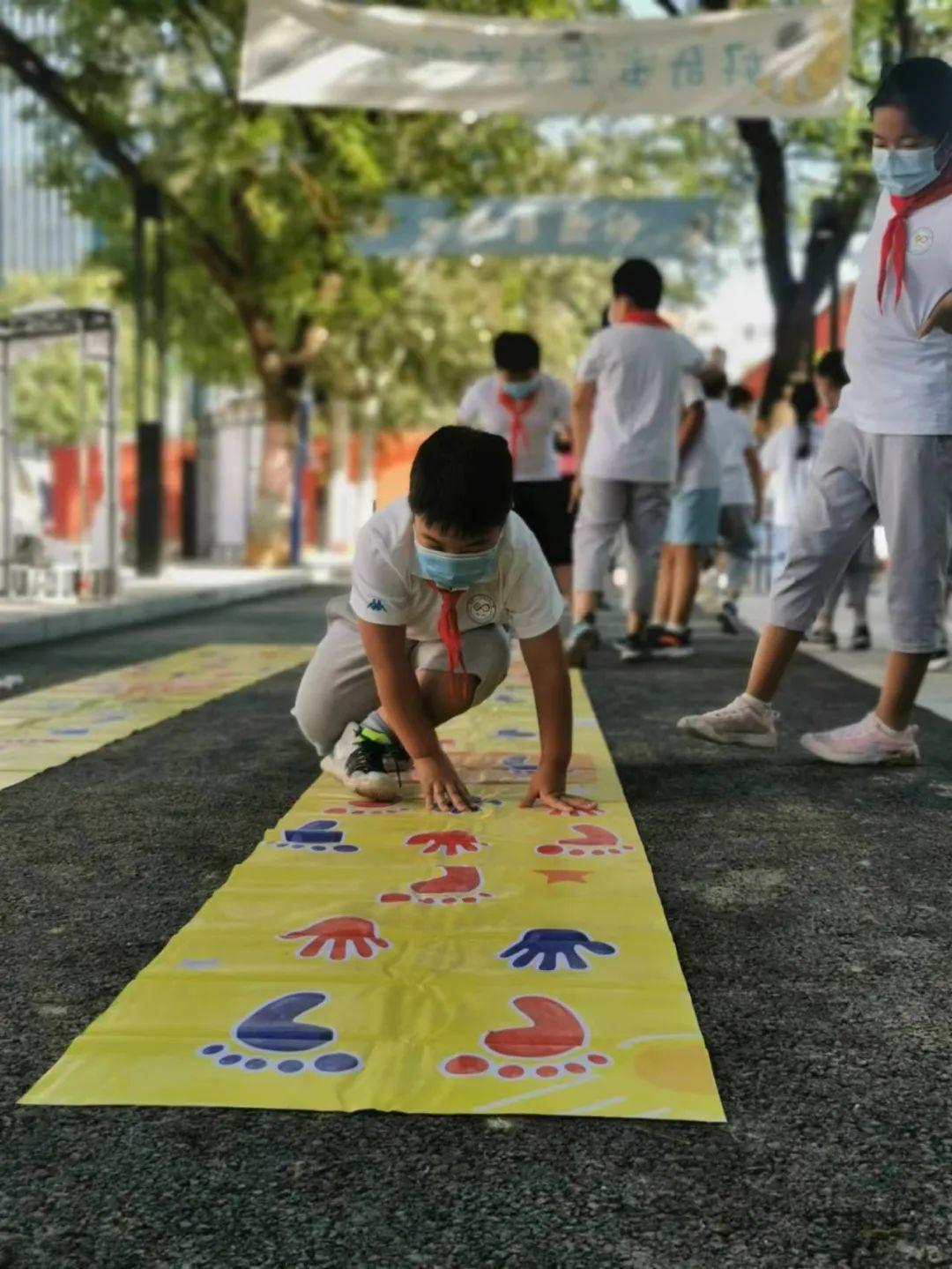 ▲北京十一学校丰台小学的学生们在参与游戏。图文无关。新京报资料图