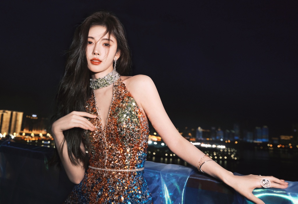 鞠婧祎发布音乐盛典造型写真身着金色深v长裙流光溢彩华贵优雅