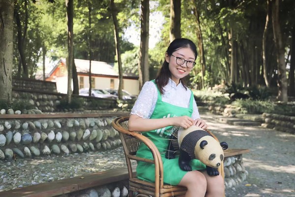 四川省崇州市道明红梅竹编工作室非遗传承人肖瑶女士