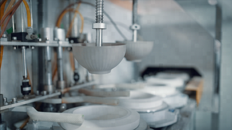 ▲在新电商的推动下，潮州的陶瓷工厂开始进行生产线升级，迈出了数字化的第一步。（王铮 摄）