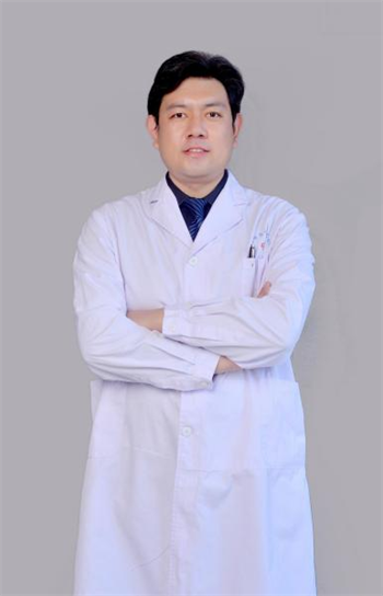 　　襄阳市第一人民医院 神经外科主任 创伤中心主任 主任医师 硕士生导师 副教授 博士