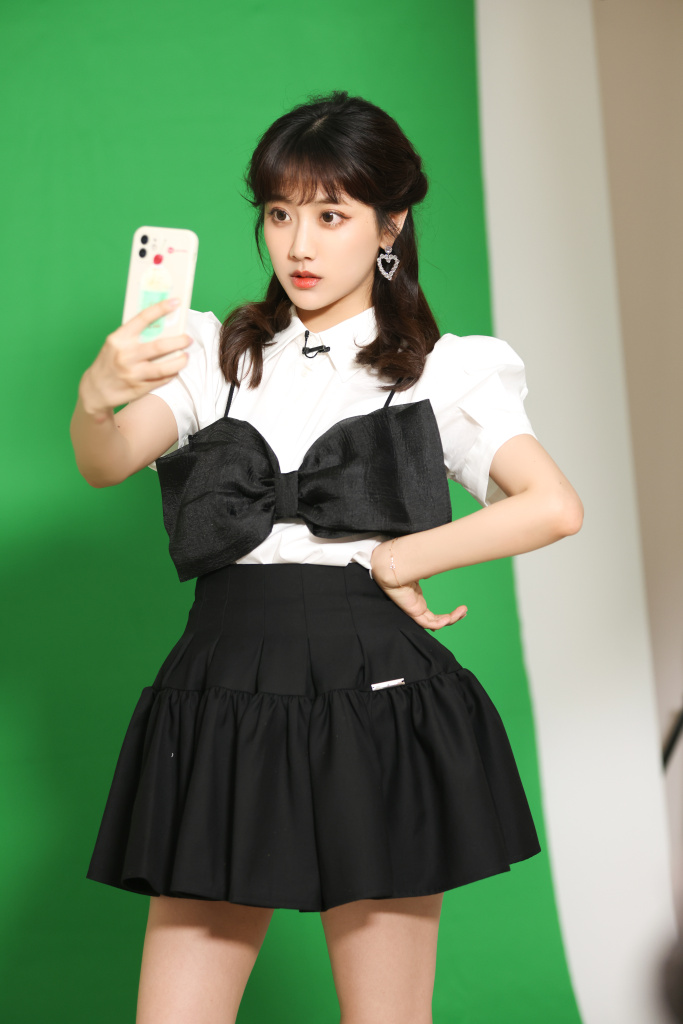 李艺彤《寻找路人假》第二期录制花絮 短裙秀美腿青春元气_高清图集