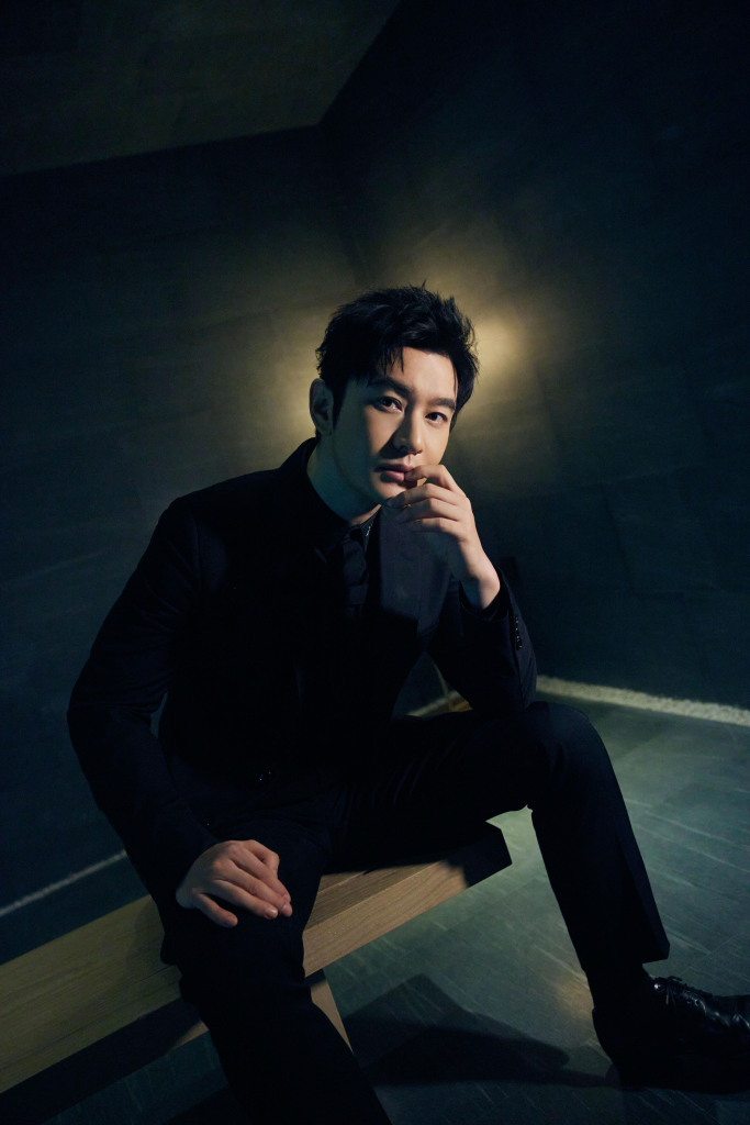 黄晓明发布西装造型格调写真气质冷御雅致似贵公子