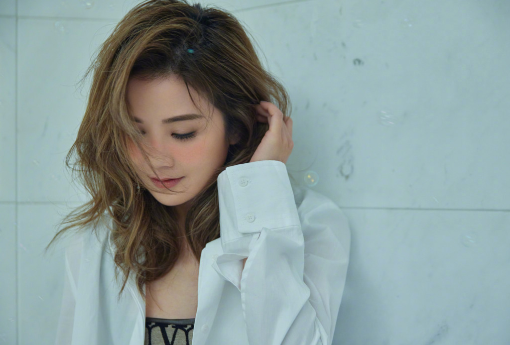阿sa蔡卓妍分享"浴室"写真 吊带 微醺妆妩媚慵懒