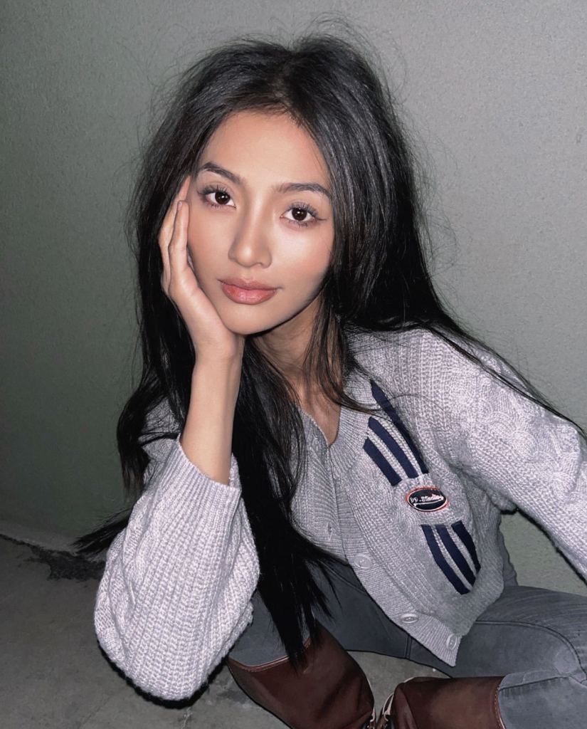 万籽麟灰紫色开衫造型日常随拍散发个性独特迷人魅力