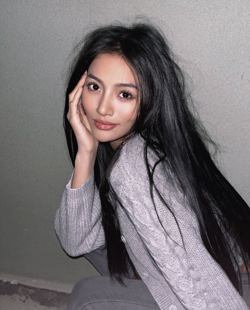 万籽麟灰紫色开衫造型日常随拍 散发个性独特迷人魅力_高清图集_新浪