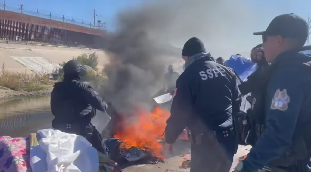 墨西哥与边境非法移民爆发冲突：帐篷被焚烧 直升机天空盘旋