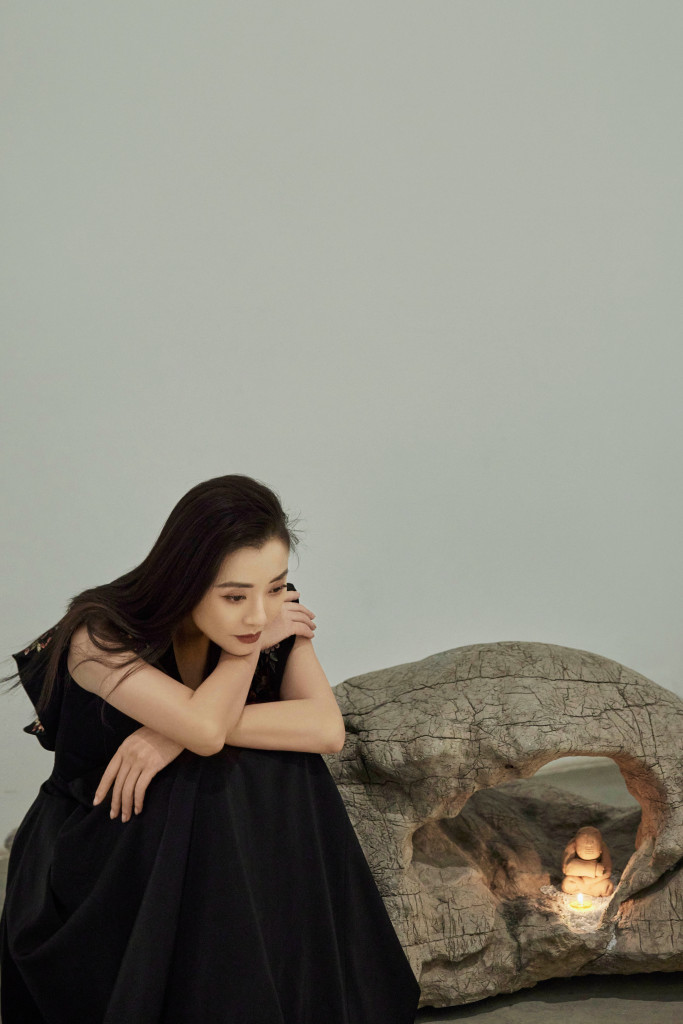 黄小蕾黑色长裙造型写真发布 获微博视界大会年度实力演员奖__财经