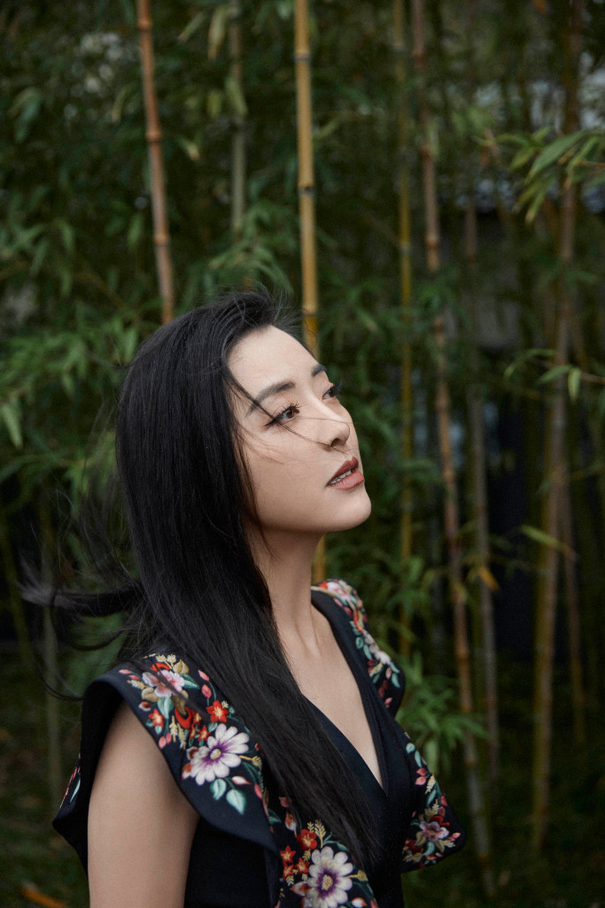 黄小蕾黑色长裙造型写真发布 获微博视界大会年度实力演员奖__财经