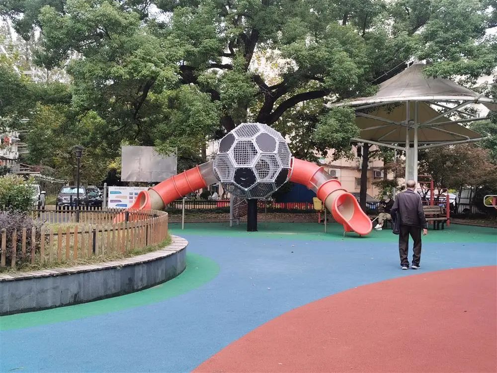 在上海陆家嘴这群居民用11个停车位抠出了200多平方米的小区运动场