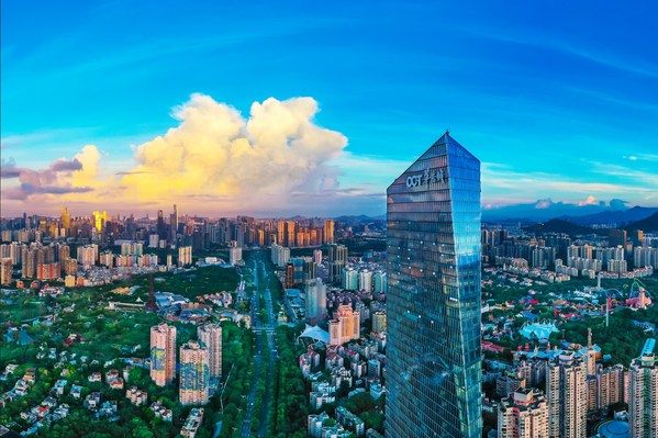 　　深圳华侨城旅游度假区，生活在繁华与自然间切换