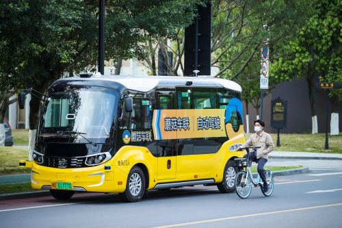 　　蘑菇车联自动驾驶公交车