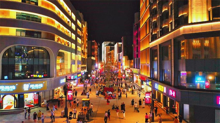 荆门市中天街步行街夜市
