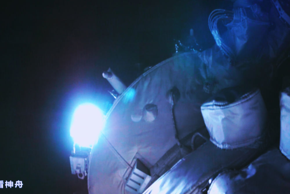 ↑11月30日在酒泉卫星发射中心拍摄的神舟十五号载人飞船成功对接于空间站天和核心舱前向端口的画面。新华社记者 郭中正 摄