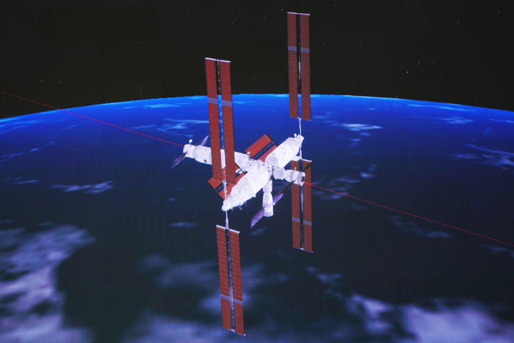 ↑11月30日在酒泉卫星发射中心拍摄的神舟十五号载人飞船与天和核心舱自主快速交会对接的模拟图像。新华社记者 郭中正 摄