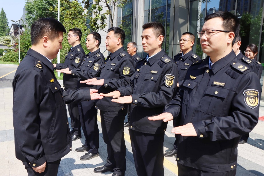 江蘇省蘇州市生態環境綜合行政執法局建立健全制服著裝儀表點檢和監督