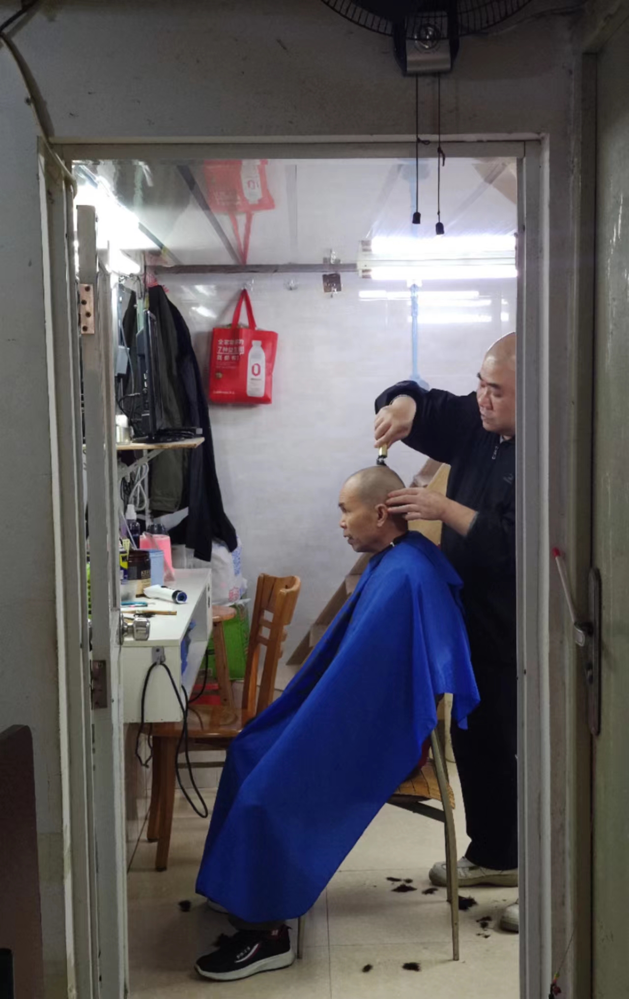 广州大面积解封首日,理发店生意爆棚,店员:没停过_手机新浪网