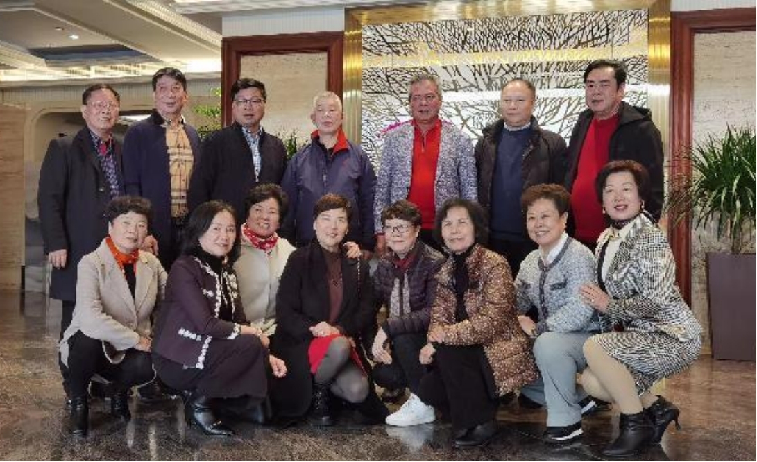　　黄忠发会长率领温州同乡会代表回国考察交流