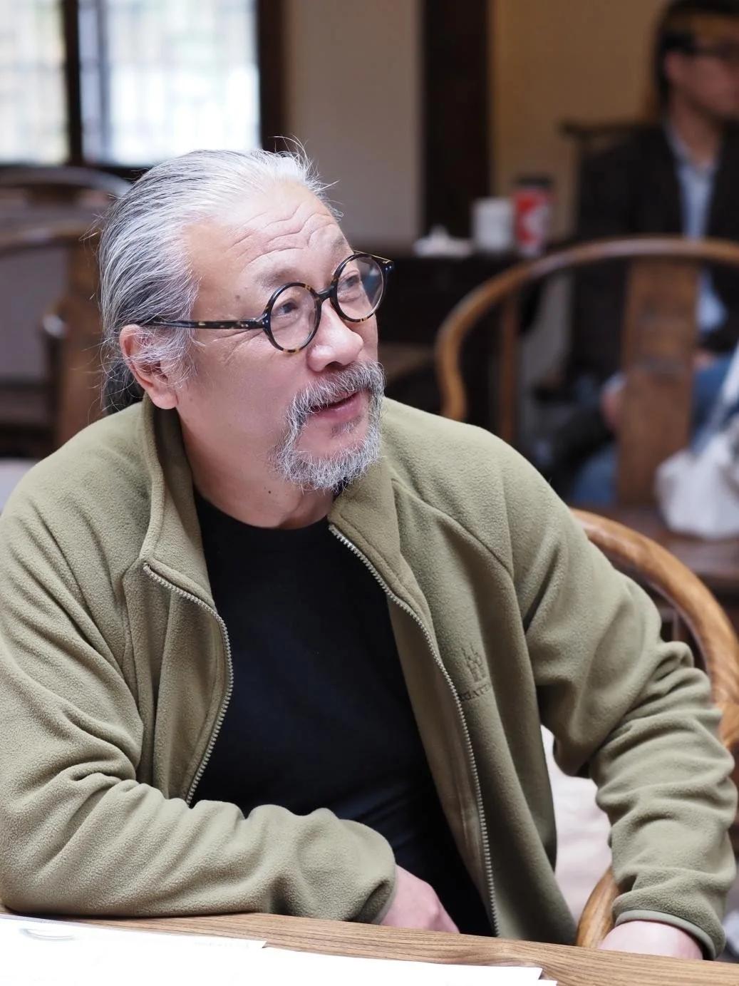 （上海美术家协会漆画艺术专业专委会主任、上海工艺美术大师翁纪军先生）