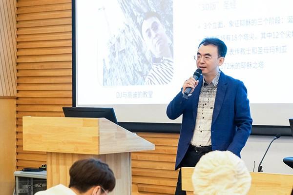 　　网龙董事长刘德建博士在中央美术学院课堂讲授《设计方法论》