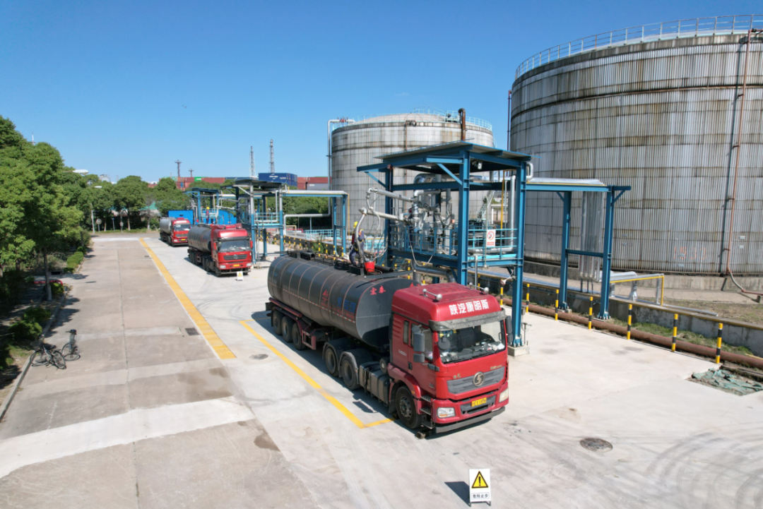 与添加表面活性剂类,高分子蜡类温拌剂生产的温拌沥青相比,净味剂用量