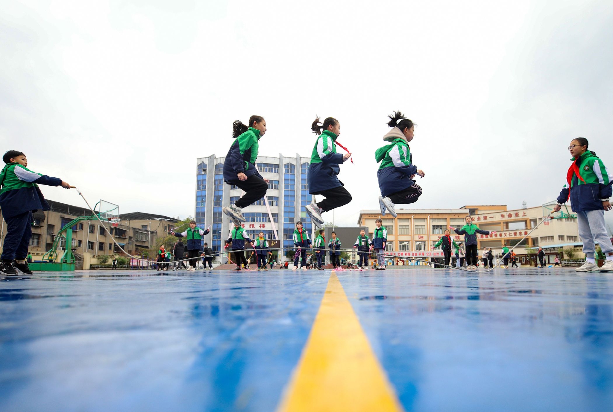 学生在课间跳绳, 驱散冬日的寒意.通讯员 邱海鹰 摄