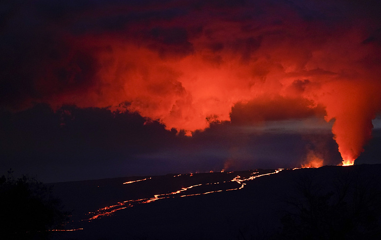 美国夏威夷两座大型火山同时处于喷发状态 系数十年来首次