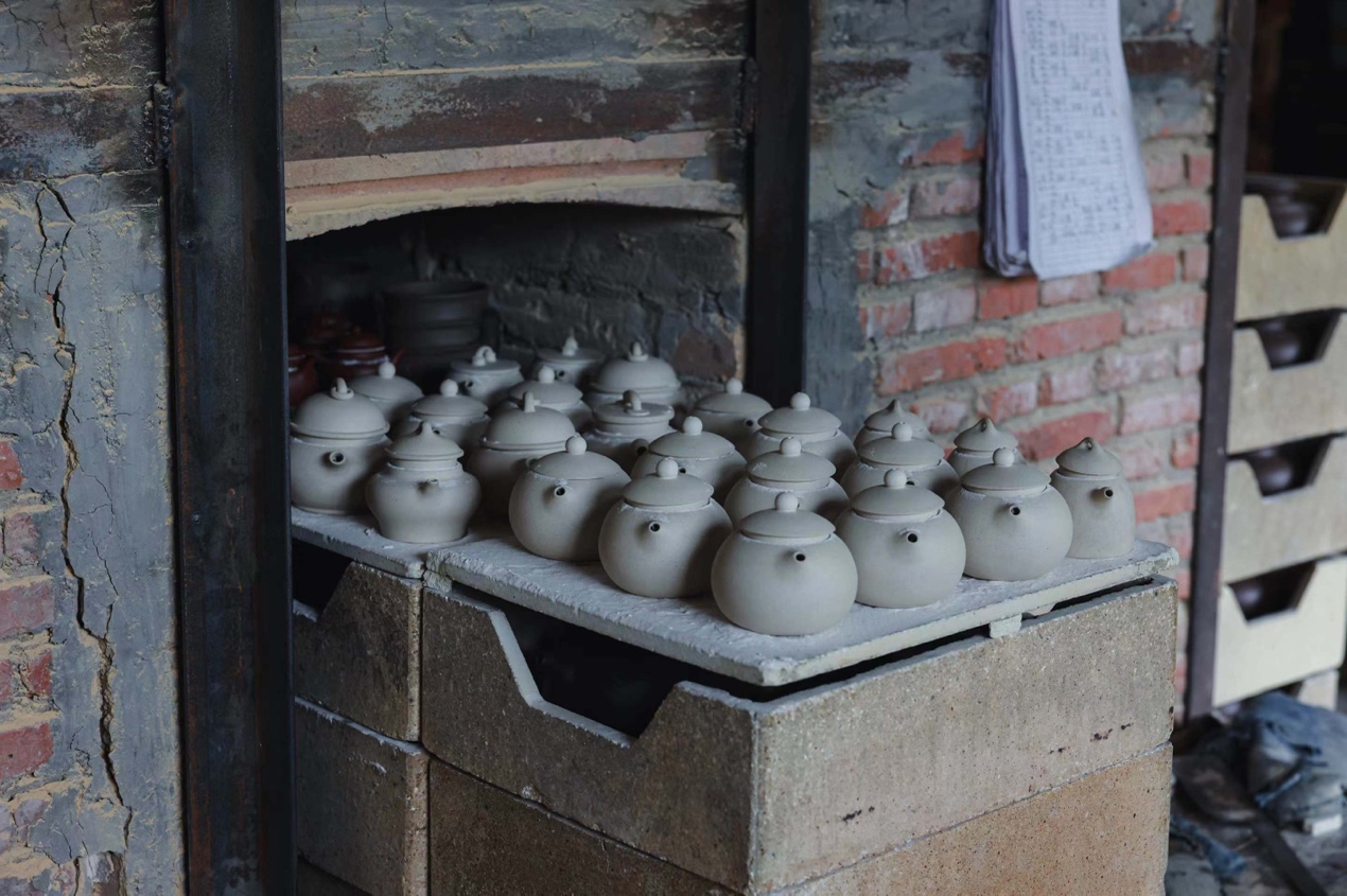 成型后的紫砂壶需要进入高温窑内烘烤后才能定型。企业供图