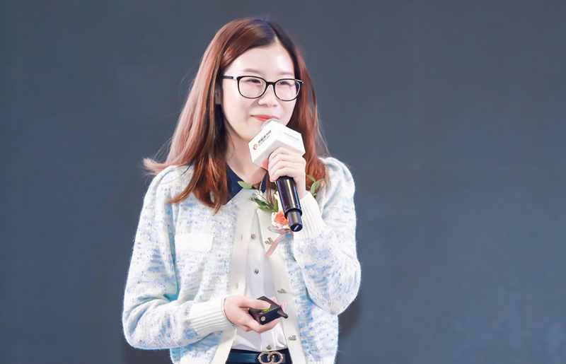 　　碧丽集团副总裁巫丹妮女士做《喝碧丽水、坐碧丽号、唱碧丽歌》的主题演讲