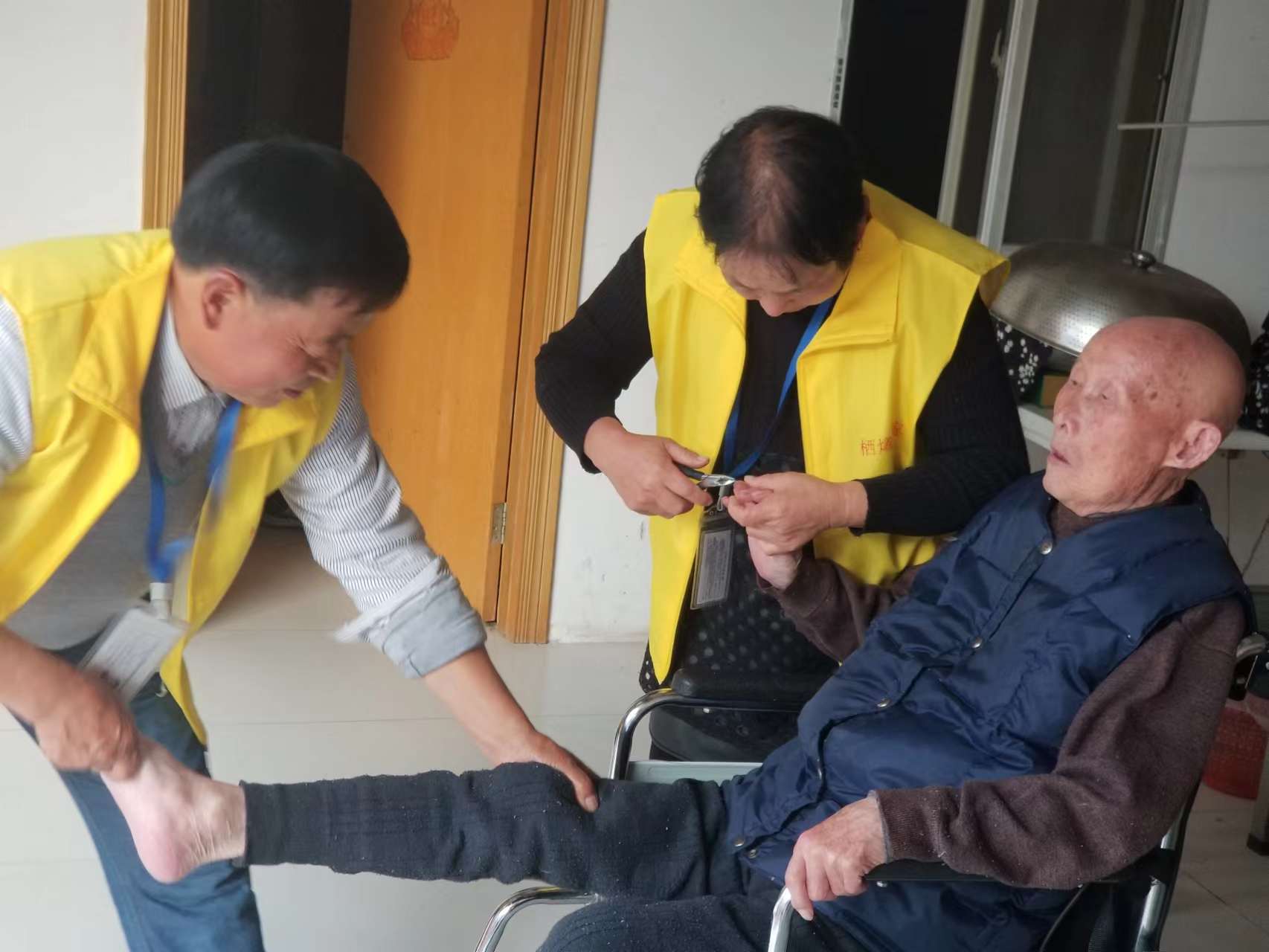 护工为失能老人护理.祖兆林/摄