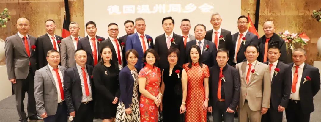 　　温州同乡会黄忠发、吴伟泽、金建书和杜春国总领事在德国温州同乡会第六届就职庆典活动