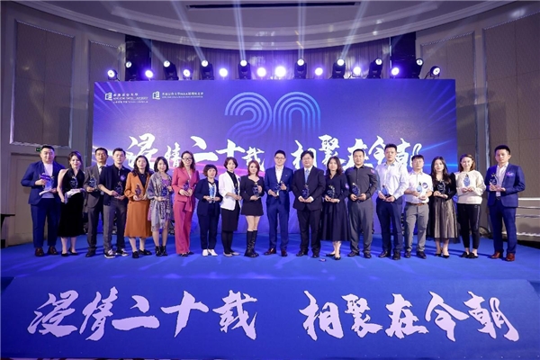 　　爱心校友奖与优秀工作者奖颁奖嘉宾与获奖者合影