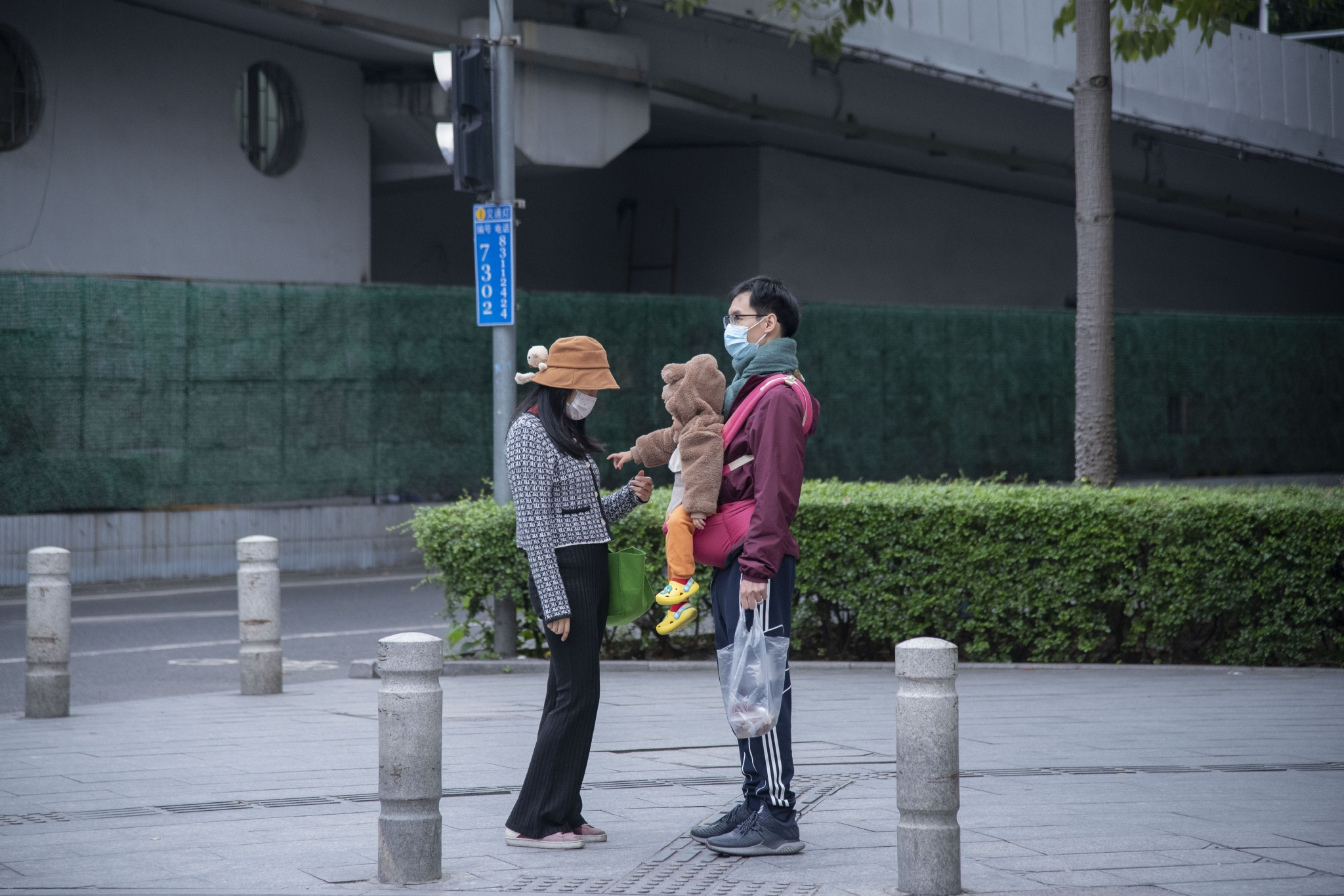 滨江路上，一对父母带着自己的“小熊” 时代周报 黄亮/摄