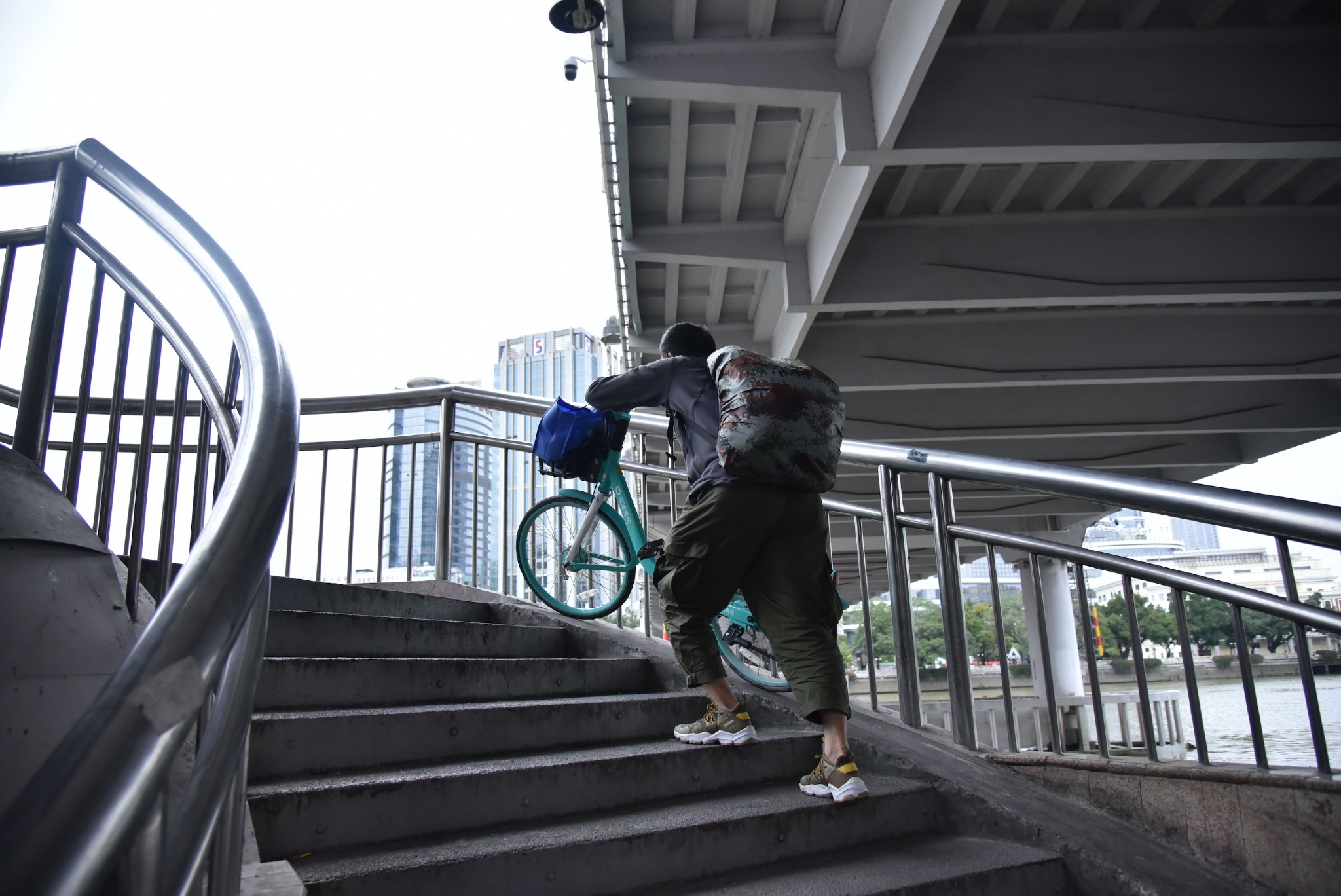 解放大桥上，推着自行车准备过珠江的行人 时代周报 黄亮/摄