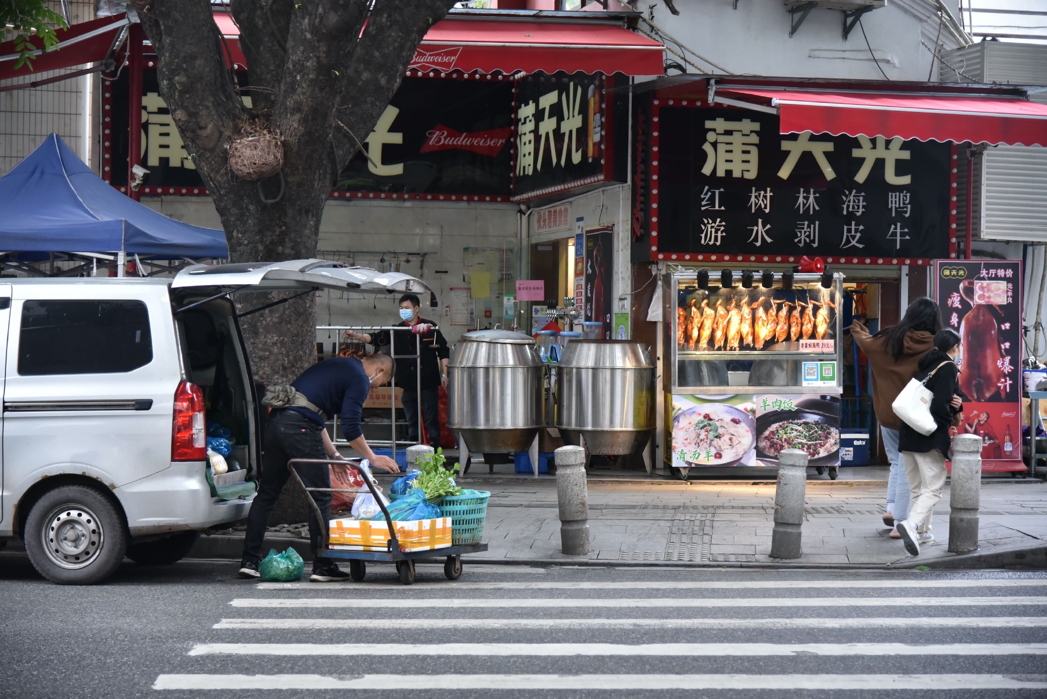 宝业路转角处，饭店员工正在运送晚市要用的食材 时代周报 黄亮/摄