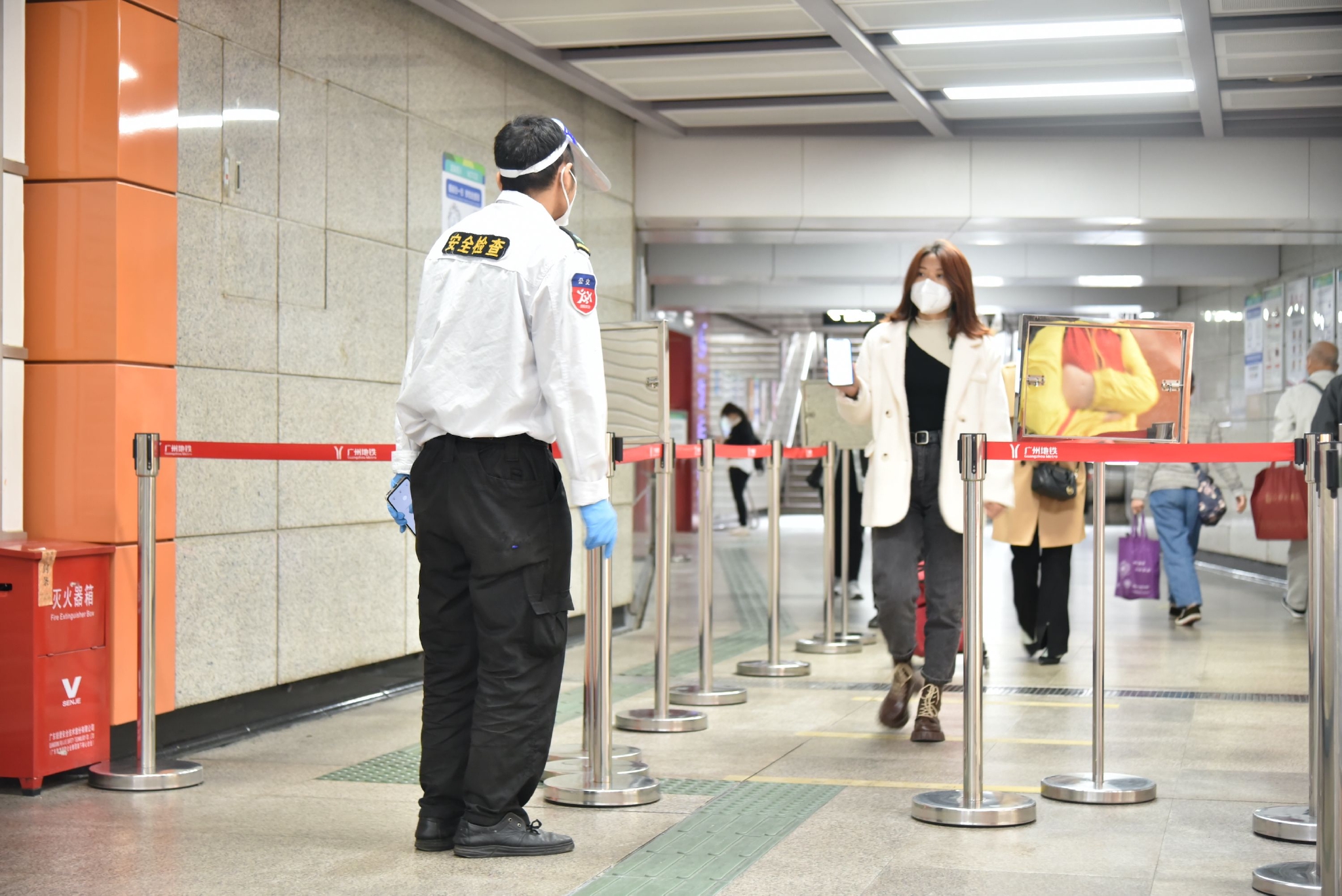 12月1日下午13点15分，人们有序扫码进入地铁站 时代周报 黄亮/摄
