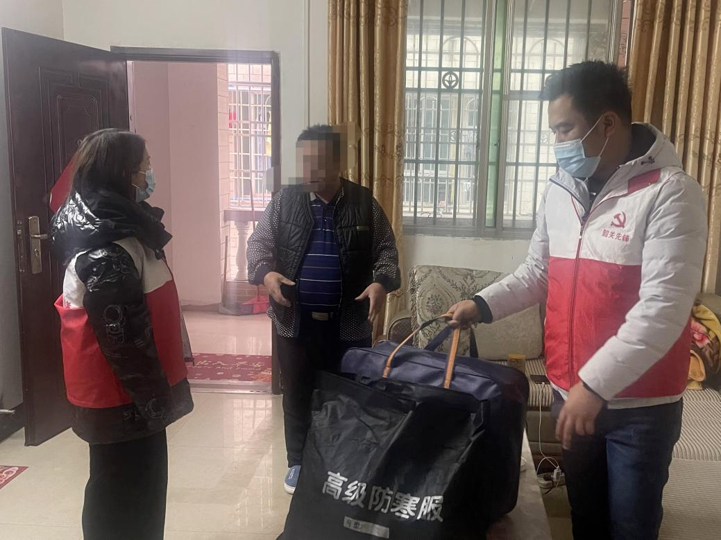 西联镇走访慰问困难群众为其送上棉被和大衣等防寒物资。图片由武江区委宣传部提供