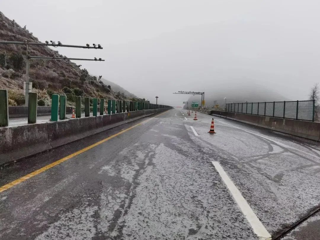 京港澳高速韶关段结冰路段已被封闭。图片由韶关交警提供