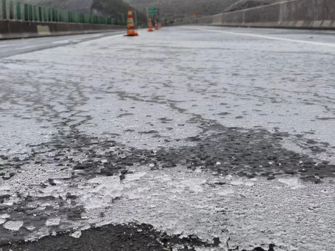 京港澳高速韶关段部分路段出现薄冰。图片由韶关交警提供