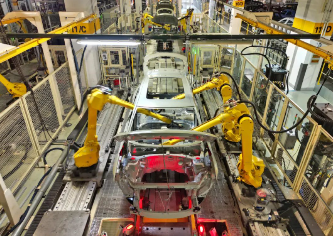 △今年11月，山东烟台，工业机器人在生产线上制造汽车。
